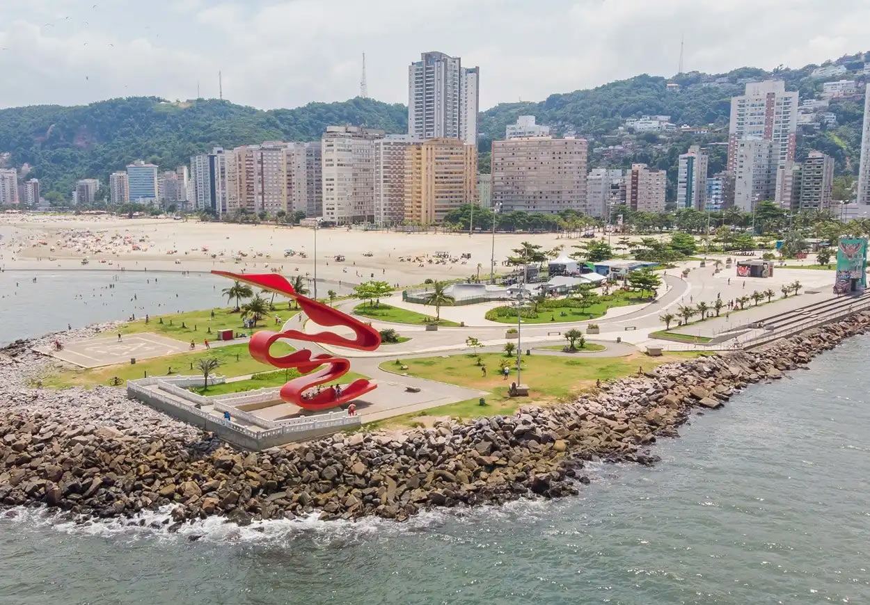 Orla de Santos com o jardim do emissário